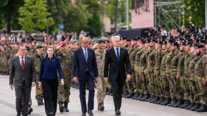 Bild: Michael Kappeler/dpa
„Wer einen Verbündeten bedroht, muss wissen, dass das 
gesamte Bündnis gemeinsam jeden Zentimeter des Nato-Territoriums verteidigen wird“, sagte Merz bei der Aufstellung der Panzerbrigade.