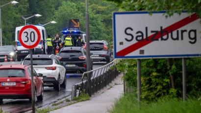 Bild: Peter Kneffel/dpa
Kontrollstau bei der Einreise nach Österreich. Die IHK München und Oberbayern kritisiert die Folgen verschärfter Grenzkontrollen für die heimische Wirtschaft. (Archivbild)