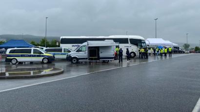 Bild: Symbolbild Polizeipräsidium Oberpfalz
Eine Großkontrolle auf der A93 bei Pfreimd brachte zahlreiche Verstöße ans Licht.