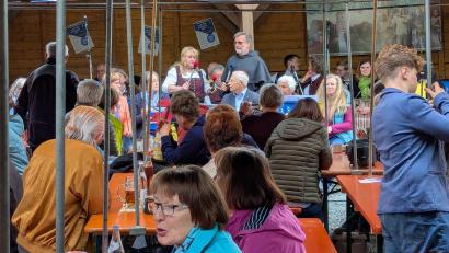 Bild: kwl
Allerhand los ist beim weltlichen Part des Felixfestes im Klostergarten. Guardian Pater Stanislaus haut beim Vortrag des Percussions-Ensembles ebenfalls mit kräftig auf die Pauke.