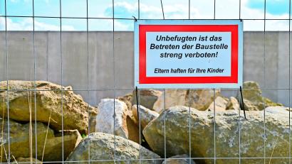 Bild: Florian Miedl
Hinter der rund einen Kilometer langen Gefängnismauer sollen heuer, weitgehend von außen nicht sichtbar, die Gefängnisgebäude der Marktredwitzer Haftanstalt gebaut werden.