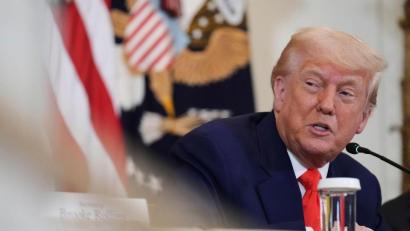 Bild: Jacquelyn Martin/AP/dpa
Trump droht der EU mit Zöllen - und gibt sich vorerst wenig kompromissbereit.