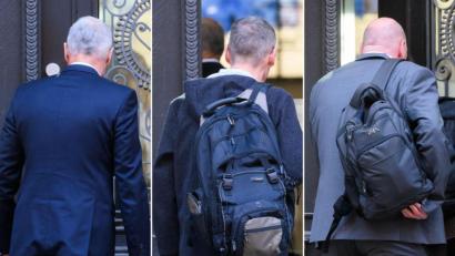 Bild: Julian Stratenschulte/dpa
Drei der vier Angeklagten im Prozess um den VW-Abgasskandal vor dem Eingang des Landgerichts Braunschweig. Am Montag soll das Urteil fallen. (Archivbild)