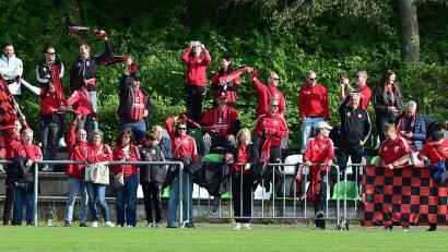 Bild: dme
Die Fans des SC Luhe-Wildenau feuerten ihre Mannschaft im Relegations-Rückspiel lautstark an. Am Ende reichte es aber nicht für Runde zwei.
