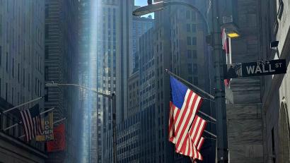 Archivbild: Florian Bindl
An der New Yorker Wall Street in Lower Manhattan lässt sich viel verdienen, verlieren und über die Welt mitsamt ihrer Abgründe lernen.