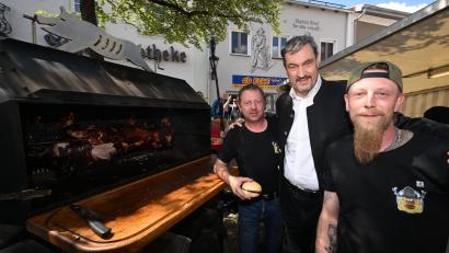 Bild: Felix Hörhager/dpa
Ministerpräsident Söder am Schweinegrill.