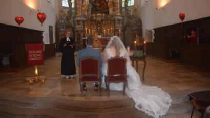 Bild: fz
Heiraten zum Zweiten. Anja und Daniel Schönberger werden in der Michaelskirche von Pfarrerin Barbara Berckmüller durch ihr zweites Eheversprechen geführt.