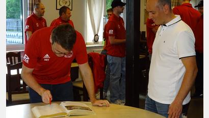 Bild: Houschka
Nach ihrem Aufstieg in die Kreisliga durften sich die Fußballer der DJK Dürnsricht-Wolfring in das Goldene Buch der Gemeinde Fensterbach eintragen. Eingeladen dazu hatte sie Zweiter Bürgermeister Florian Adam (rechts).