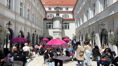 Bild: Susanne Schwab
Drinnen und draußen aufgestellte Tischchen und Sitzgelegenheiten boten die Gelegenheit, eine kurze Pause einzulegen und sich für die nächsten Räume und Angebote zu stärken.