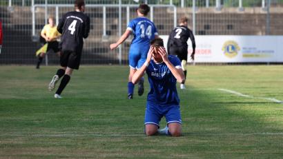 Archivbild: Dieter Jäschke
Benjamin Werner kniet beim 2:2 im Hinspiel verzweifelt auf dem Boden: Die SpVgg SV Weiden II verliert das Rückspiel beim TV Parsberg im Elfmeterschießen und ist aus der Landesliga-Relegation ausgeschieden.