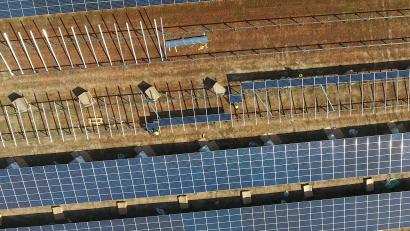 Symbolbild: Südwerk Energie GmbH
Speicheranlagen sind ein wichtiger Teil der Sonnenstromanlagen. In Verbindung mit Freiflächen-Photovoltaikanlagen ermöglichen sie die Zwischenspeicherung von überschüssigem Solarstrom.