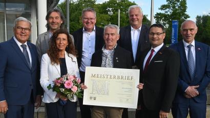 Bild: gf
Goldene Meisterbriefe für Handwerksmeisterin und Meister aus Amberg. Unser Bild zeigt (v.l.n.r.) Vizepräsident Gerhard Ulm, Edmund Knüttel, Karin Moser, Oberbürgermeister Michael Cerny, Roland Birkl, Bernhard Schöppl, Alexander Stahl (Geschäftsführer der Handwerkskammer) und Kreishandwerksmeister Dietmar Lenk.
