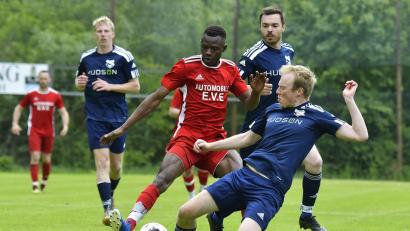 Archivbild: Hubert Ziegler
Johannes Vetter (rechts), hier im Tackling im Relegationsspiel gegen Inter Bergsteig Amberg II, erzielte beim 1:0-Sieg über den TSV Kastl das Tor des Tages.