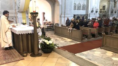 Bild: wro
Das Ritafest lockt viele Gläubige in die Kirche. Vor allem Frauen mit dem Namen der Heiligen sind zu der Feier in die Wallfahrtskirche von Fuchsmühl gekommen.