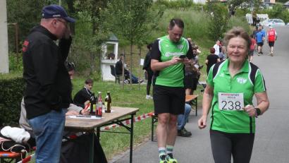 Bild: Rudolf Hirsch
Mit 81 ist Elfriede Hölzl immer noch fit wie ein Turnschuh. Beim Landkreislauf am Samstag ging sie wieder an den Start und lief die Etappe von Münchshofen nach Premberg.