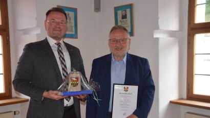 Bild: Paul Böhm [bö] (PAUL.JOSEF.BOEHM@T-ONLINE.DE)
Bürgermeister Florian Junkes ehrte Johann Seitz (rechts) für 35 Jahre als Mitglied des Marktgemeinderates. Er ist 3. Bürgermeister seiner Heimatgemeinde und Alters-Präsident des Gremiums.