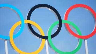 Symbolbild: Marcus Brandt/dpa
Ist Nürnberg auf dem Weg zum Titel einer Olympiastadt? Innenminister Joachim Herrmann hat eine entsprechende Idee aufgegriffen. Nürnberg findet sich darin als möglicher Austragungsort für olympische Fußballspiele wieder.