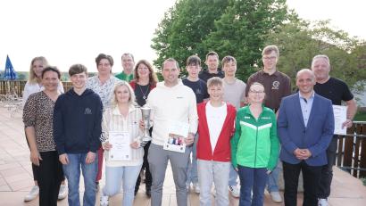 Bild: nib
Vorstand Markus Schleicher (6. von links) und 2. Bürgermeister Florian Adam (2. von rechts) gratulierten den Vertretern der erfolgreichen Mannschaften zu ihren Erfolgen sowie den besten Einzelkeglern Sabrina Winkler (5. von links) und Thomas Wifling (1 von rechts).