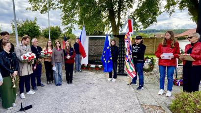 Bild: Gerhard Krones
Die tschechischen und deutschen Jugendlichen gemeinsam bei der sehr emotionalen Gedenkzeremonie im Friedhof von Žihle im Rahmen des Europäischen Jugendprojekts Oberpfalz.
