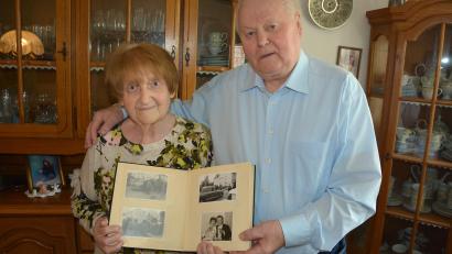 Bild: jr
Seit 65 Jahren ein Paar sind Margareta und Siegfried Kilian, hier beim Blick auf die Bilder ihrer Hochzeit vor 65 Jahren.