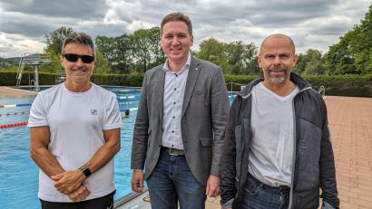 Bild: Alexandra Oppitz
Peter Käsz, Bürgermeister Benjamin Boml und Andreas Hanka (von links) zeigten sich erfreut, dass trotz grauer Wolken und kühler Temperaturen gleich nach der Eröffnung die ersten Gäste ins Nittenauer Freibad kamen.