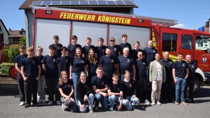 Bild: hdk
Die Jugendfeuerwehr Königstein feierte ihr 40-jähriges Bestehen. Dafür durften die Nachwuchs-Feuerwehrleute vor dem "echten" Feuerwehrauto Aufstellung nehmen.