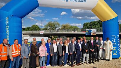 Bild: mab
Ehrengäste, allen voran Minister Albert Füracker, sowie der Bürgermeister mit Markträten und Beschäftigten der bauausführenden Firma haben sich zusammen mit den beiden Geistlichen und Angehörigen des Staatlichen Bauamtes zu einem Erinnerungsfoto aufgestellt.