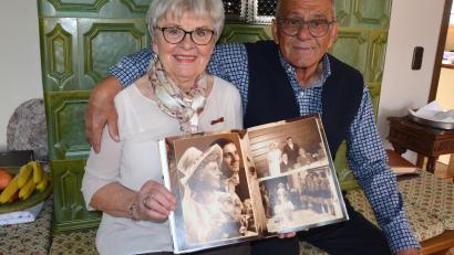 Bild: jr
Sind seit fünf Jahrzehnten ein Paar, Elli und Hans „John“ Rüth. Gefeiert wurde am Samstag im Kreise der Familie. Gerne präsentieren sie ihr Hochzeitsalbum.