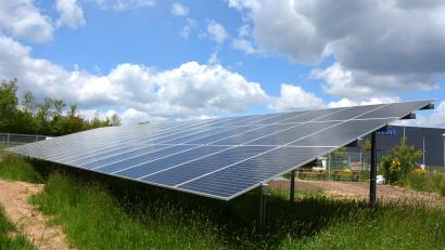 Bild: jr
Auf einer Fläche von 2,9 Hektar entstand an der Straße nach Oberteich der „Sonnenpark Hüblteich“, der jährlich bis zu 2,8 Millionen Kilowattstunden umweltfreundlichen Strom erzeugen wird. In Kürze wird die Anlage den erzeugten Strom ins Netz des Bayernwerks einspeisen.