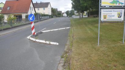 Bild: fz
Die sogenannte Verschwenkungsinsel zur Geschwindigkeitsreduzierung an der Einfahrt nach Etzenricht aus Richtung Weiherhammer soll mit einem zwei Meter großem Pflanztrog mit Blumen noch deutlicher gemacht werden.