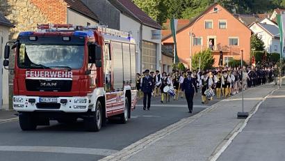 Bild: Josef Glas
Die Feuerwehr Tännesberg feiert ihr 150-jähriges Gründungsfest mit einem Festzug zum Festzelt an der Grundschule Tännesberg.