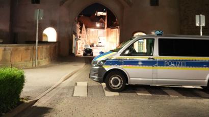 Bild: Jürgen Bauer
Ein Polizeifahrzeug steht während des Großeinsatzes quer vor dem Nabburger Tor in Amberg.
