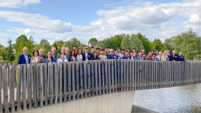 Bild: Anton Kunz/Landratsamt Tirschenreuth
Die Verantwortlichen und Gäste des Fachkräftezentrums Nordoberpfalz auf der Fischhofbrücke Tirschenreuth.