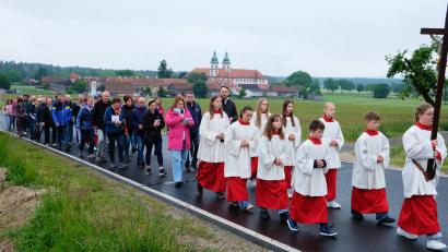 Bild: do
Die Feierlichkeiten in Münchsreuth begannen mit Sternbittgängen aus dem gesamten Pfarreienbereich Speinshart. Unser Bild zeigt die Pilgergruppe aus Speinshart auf dem Weg nach Münchsreuth.