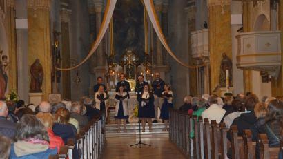 Bild: dob
Das vor zwei Jahren gegründete Ensemble "Voices" gestaltete eine konzertante Marienandacht in der katholischen Stadtpfarrkirche.