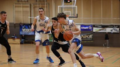 Bild: Dieter Jäschke
Yannik Zupfer (rechts) spielte auch in dieser Saison als Jugendlicher in der Bayernliga-Mannschaft der SEC-Baskets Weiden.