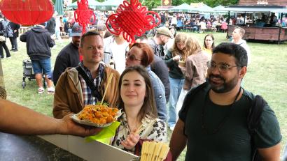 Bild: Hirsch
Guten Appetit! Aus dem Chicken-Food-Truck lassen sich die Feinschmecker knuspriges Hühnerfleisch mit pikanter Soße reichen.