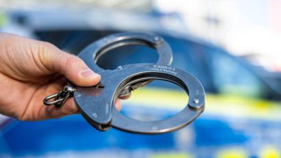 Bild: Symbolbild David Inderlied/dpa
Pressebericht der Verkehrspolizeiinspektion Amberg: Flucht vor Polizeikontrolle auf A 6, Fahrer festgenommen