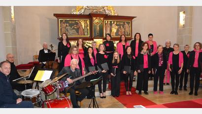 Bild: jr
Das Ensemble Kreuzer mit den Instrumentalisten unter der Gesamtleitung von Brigitte Kreuzer vor dem Gottesdienst in der Mitterteicher Stadtpfarrkirche.