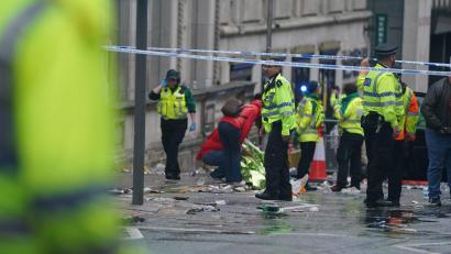 Bild: Owen Humphreys/PA/AP/dpa
In Liverpool sind etliche Polizei- und Rettungskräfte im Einsatz.