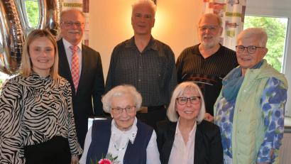 Bild: jr
Ihren 100. Geburtstag feierte am Sonntag Johanna Sandvoß (links sitzend) im Café des Gästehaus Schwan. Mit im Bild Nichte Waltraut, die dazu eigens aus Wuppertal angereist kam. Im Hintergrund die weiteren Gratulanten (von links): Einrichtungsleiterin Theresa Popp, Bürgermeister Max Bindl, Seniorenseelsorger Pater Irenäus Goor, Pfarrseelsorger Pater Benedikt Leitmayr und Nachbarin Sigrid Schwan, die sich auch persönlich um die Jubilarin kümmert.