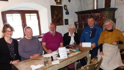 Bild: jp
Beim Museumsfest im Heimatmuseum Kastl stand diesmal die Kunst der "Schönschrift" im Vordergrund. Von links: Franziska Lehmann, Regina Eichenseer, Peter Beier, Birgitta Englhard, Stefan Braun und Annemarie Weiß.