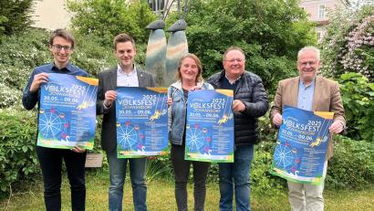 Bild: Andreas Hofmeister
Von links: Dominik Fischer (Sachgebietsleiter Ordnungswesen), Stefan Schamberger (Leiter des Amtes Öffentliche Sicherheit, Ordnung und Personal), Ulrike Sachs (Uebel & Sachs Volksfestunternehmen), Josef Böckl (Festbetriebe Böckl) und Oberbürgermeister Andreas Feller freuen sich auf das 85. Schwandorfer Volksfest.