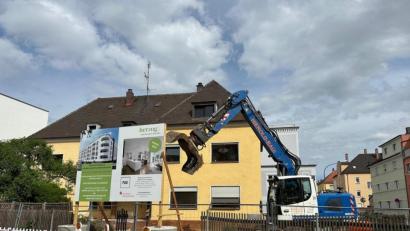 Bild: PAG
Ein Bagger ist schon vor Ort, die Abrissarbeiten haben begonnen. Hier entsteht das Neubauensemble „Herzog1“ – nur wenige Meter von der Weidener Altstadt entfernt.