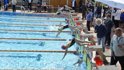Bild: Hubert Ziegler
Start beim Amberger Kurfürstenpokal. Schwimmer und Schwimmerinnen aus 17 bayerischen Vereinen waren im Amberg am Start.