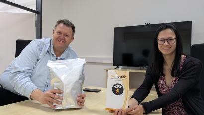 Bild: pz
Gesundes Altern als Ziel: Bio-Variance-Geschäftsführer Dr. Josef Scheiber präsentiert eine Packung Nahrungsergänzungsmittel, Forschungsleiterin Gina Pommerenke zeigt einen Lifestyle-Test, mit dem sich das biologische Alter von Menschen bestimmen lässt.