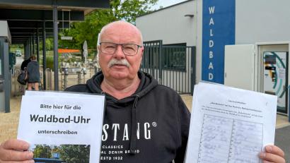 Bild: Petra Hartl
Am Freitag, 23. Mai, hatten bereits über 300 Menschen dafür unterschrieben, dass auf das Dach des Bademeisterhauses im Waldbad wieder eine analoge Uhr montiert wird. Hans-Jürgen Reitzenstein ist Initiator der Aktion.