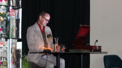 Bild: Dagmar Williamson
Dass Jo van Nelsen eine Tucholsky-Lesung mit passendem Soundtrack äußerst lebhaft und amüsant konzipiert, liegt wohl an seiner ungesättigten Faszination für Schellackplatten und alles, was in den 1920er Jahren im Trend war.