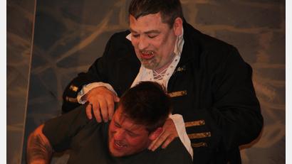 Bild: kro
Gleich beißt er zu, der Vampir Vladi (Harald Kaiser). Sehr zum Leidwesen vom Martl (Elias Kaiser). Szene aus dem Schwank "Der Vampir von Treppenstein" der Mähringer Laienspielgruppe