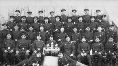 Bild: Archiv Feuerwehr Schönhaid-Leugas/exb
Das Foto der Aktiven der Feuerwehr in Schönhaid (seit Mitte der 1960er Jahre Feuerwehr Schönhaid-Leugas) entstand um 1900.